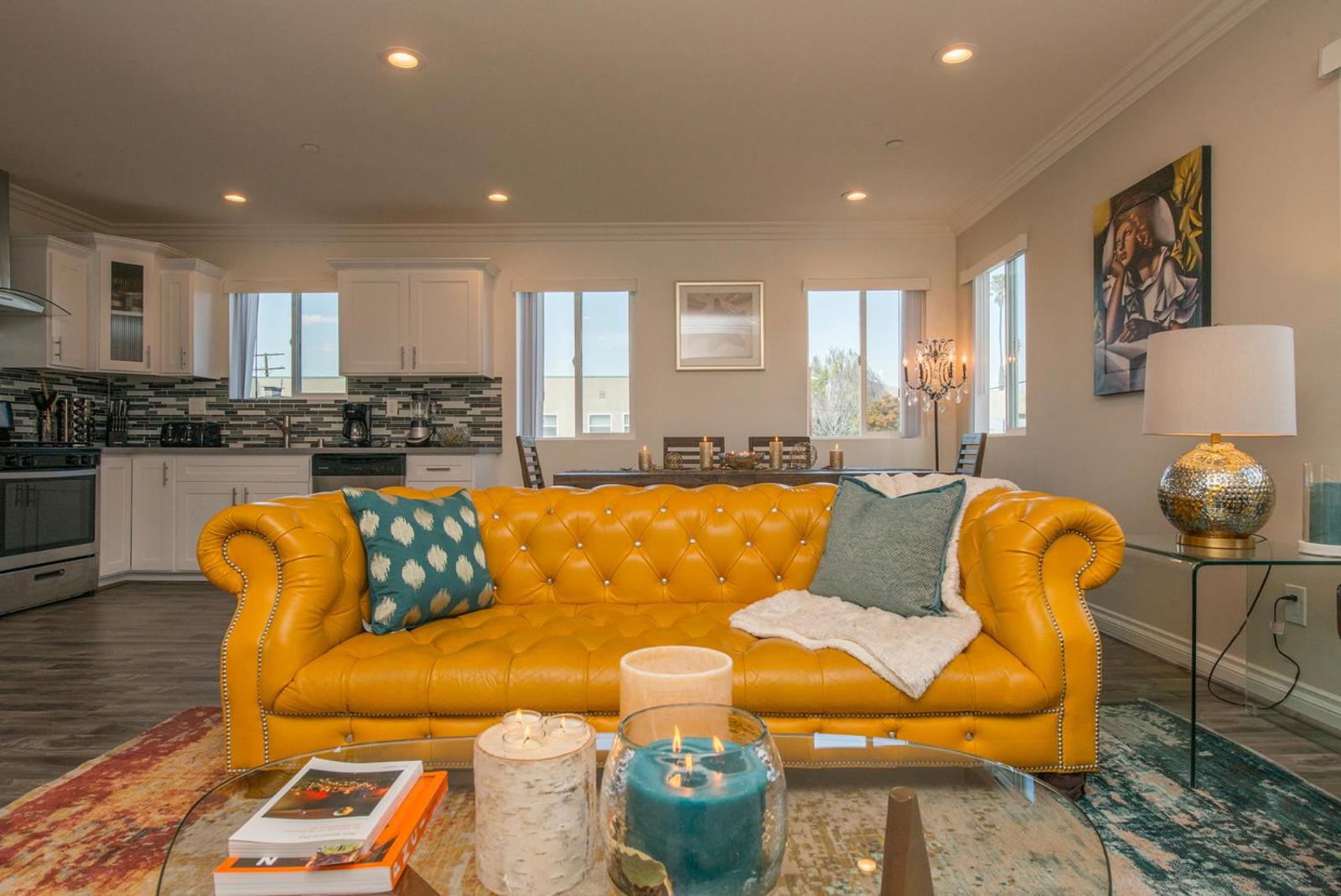 HUGE -STYLISH- HOLLYWOOD DUPLEX - CENTRAL LOCATION Main image 2